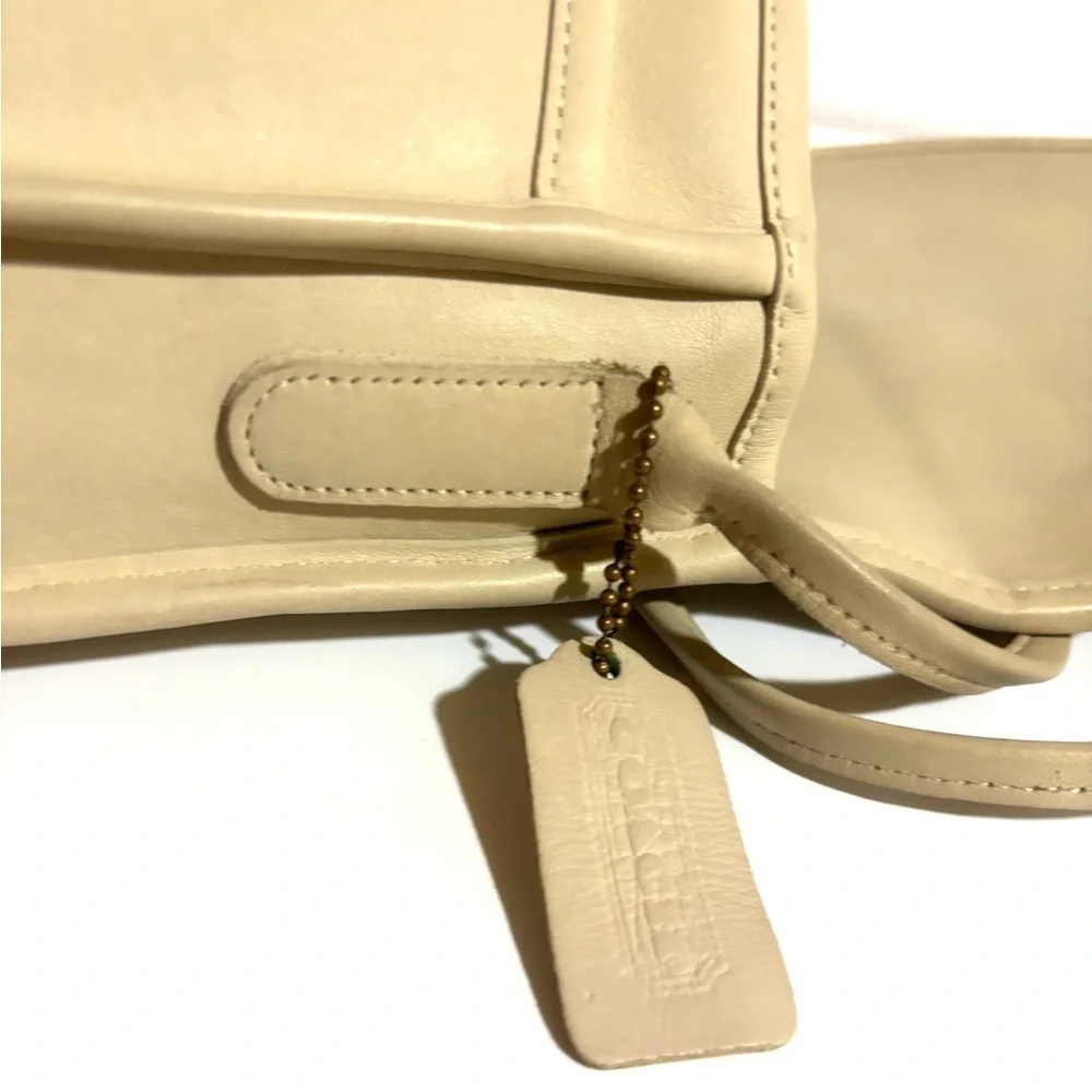 Coach vintage Elegant Cream distressed leather crossbody Bag
